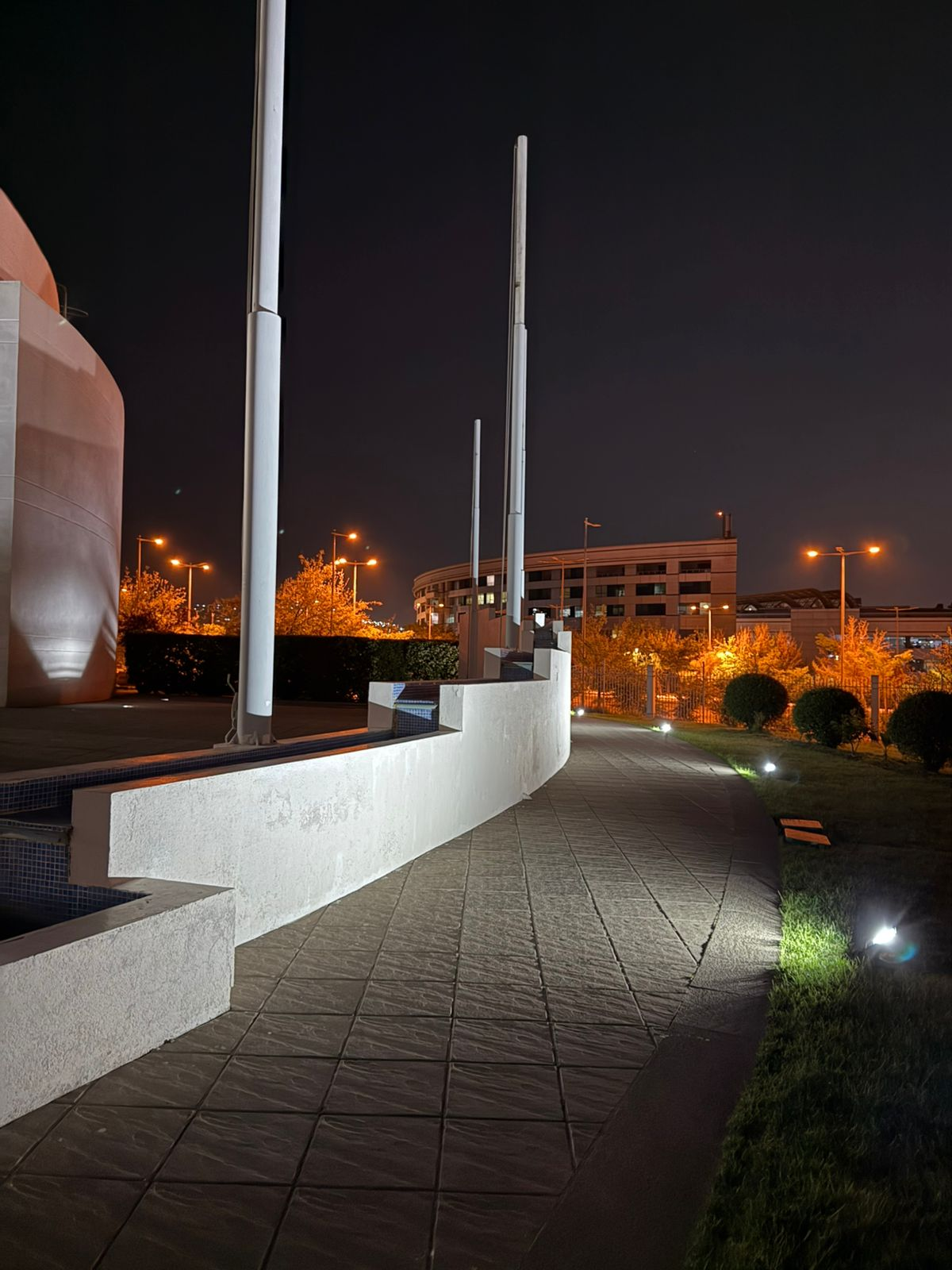 Detalle de botones de contacto y beneficios principales