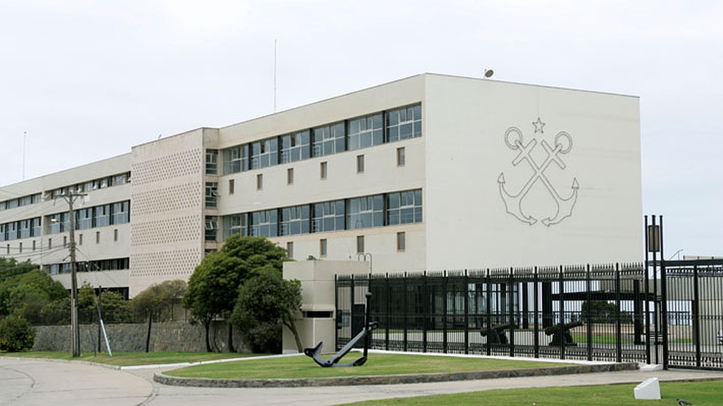 Normalización eléctrica de entrepuentes de la Escuela Naval "Arturo Pratt"