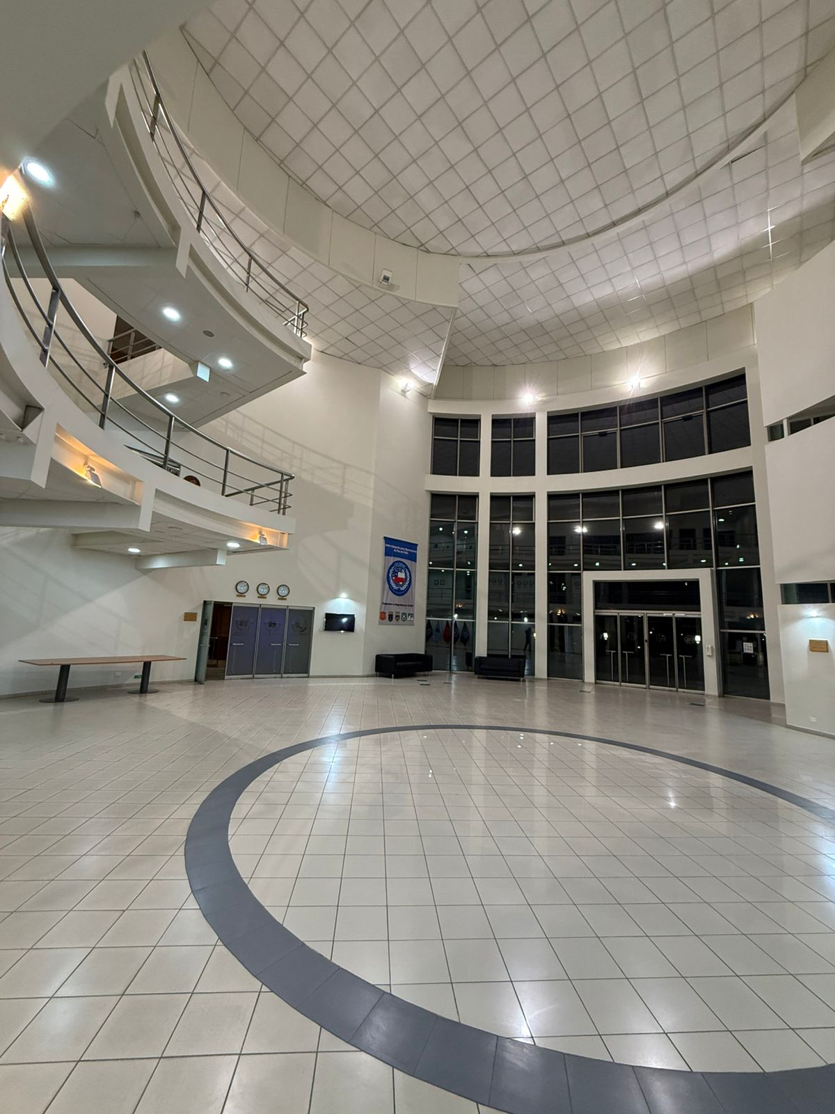 Iluminación LED, distribución y respaldo energético redundante.