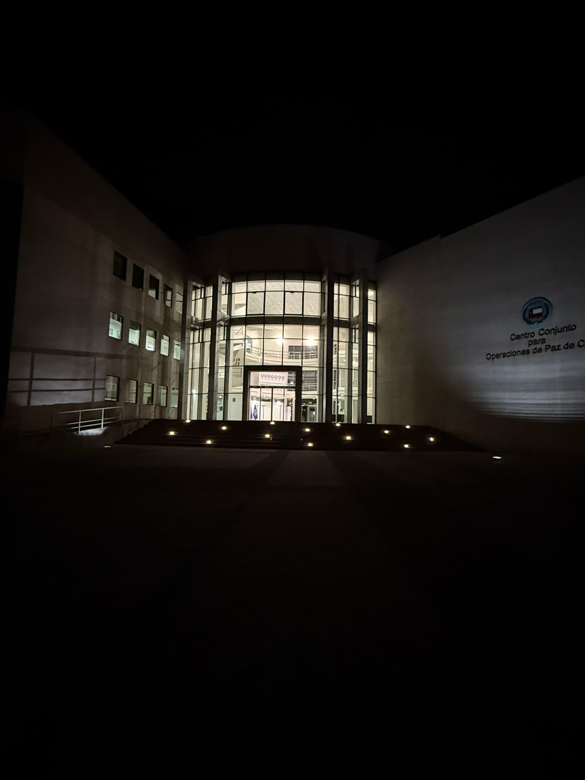 Automatización KNX, control de cargas y seguridad integral.